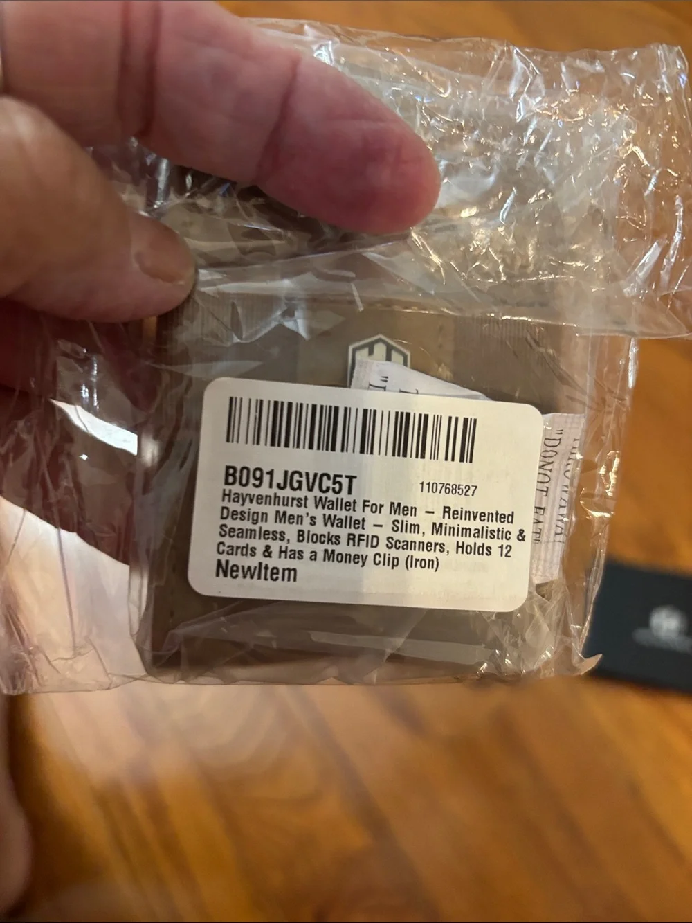 Men's wallet holds 12 cards and has a money clip